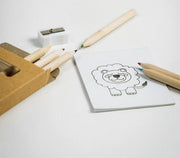 O Conjunto, 6 lápis de cor com 20 desenhos diferentes para pintar e afía