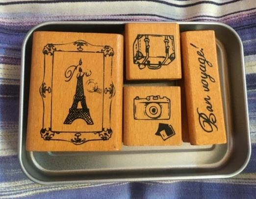 CAR032 - Lata c/ carimbo de madeira com padrão Ban Voyage