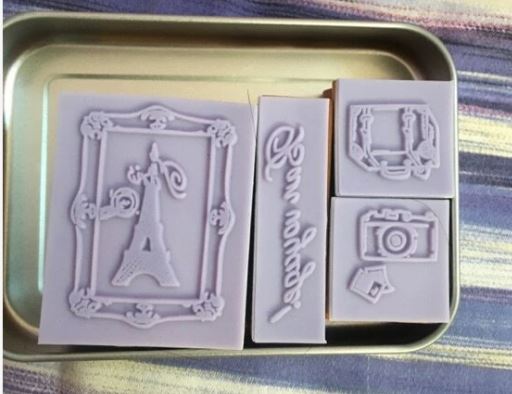 CAR032 - Lata c/ carimbo de madeira com padrão Ban Voyage